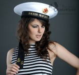 Chapéu sem viseira de uniforme da marinha russa com faixas brancas